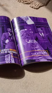 Geöffnete Magazin-Doppelseite in violetter Farbigkeit mit historischem Protestmotiv und W.I.T.C.H.-Bezug; die Gestaltung inszeniert die Hexe als Symbol feministischer Stärke und kollektiven Widerstands