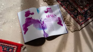 Geöffnete Magazinseite mit violett-blauen Farbflächen und der großen Überschrift Hexen; die Gestaltung verbindet Verletzlichkeit mit feministischer Rückeroberung eines diffamierten Symbols.