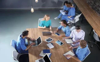 Mediziner am Schreibtisch