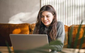 Frau an Laptop