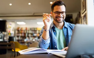 Lachender Student in Bibliothek