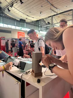 Frau Arbeitet an einem Betonklotz an einem Tisch