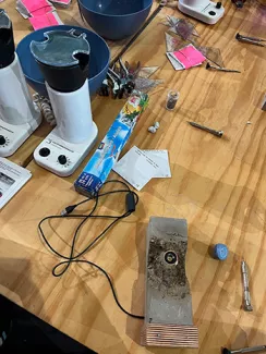 Arbeitsmaterialien liegen verteilt auf einem Tisch