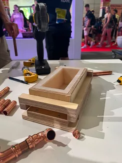 Holzkasten als Muster liegt auf dem Tisch