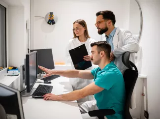 Medizinisches Fachpersonal schaut auf einen PC