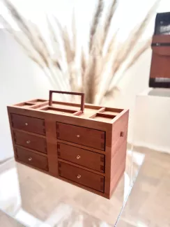 Schmuckkästchen aus Holz, Gesellenstück von Annika Kistner. Der Deckel tist flexibel