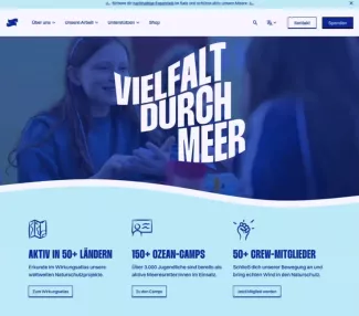 Blau-hellblauer Website-Entwurf mit dem Claim „Vielfalt durch Meer“ vor einer Gesprächsszene. Darunter stehen Kennzahlen zu mehr als 50 Ländern, über 150 Ozean-Camps und mehr als 50 Crew-Mitgliedern.