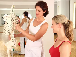 Physiotherapeutin mit Schülerin
