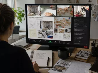 Frau am Laptop, auf dem Monitur Gestaltungsaufgaben