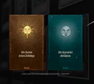 Zwei Nexum-Spielkarten: eine braune Aufstiegskarte mit Sonnenmotiv und eine türkisfarbene Gefährtenkarte mit Mondgesicht.