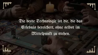 Spielszene mit Karten, Wappenfiguren und Smartphone. Text: „Die beste Technologie ist die, die das Erlebnis bereichert, ohne selbst im Mittelpunkt zu stehen.“