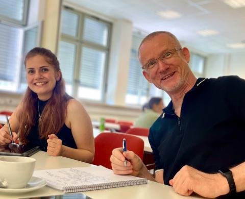 Studierende bei der Partnerarbeit