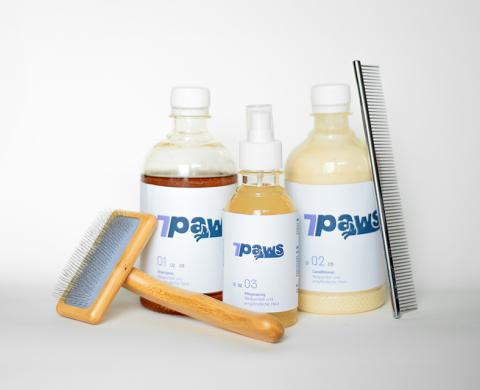 Hundepflegeprodukte in Flaschen