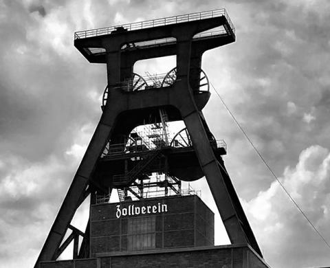 Gebäude vor schwarz-weiß Hintergrund