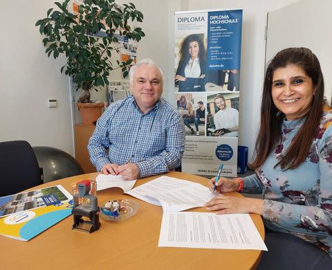 Kooperation mit URH EDUCATIONAL LLP (Vertragsunterzeichnung zwischen Michael Namokel und Umita Melwani)