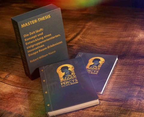 Masterarbeit Header Buch auf Holzhintergrund