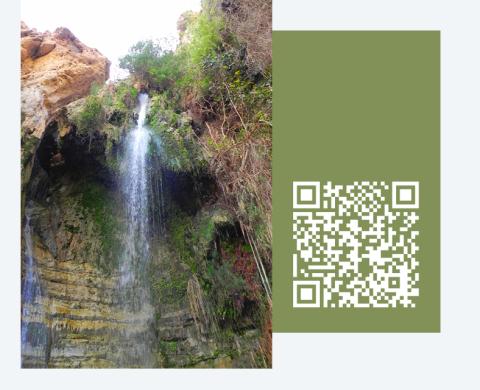 Foto eines Wasserfalls und ein QR Code zum Lied