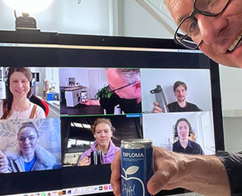 Studierende im ZOOM Bildschirm wird von außen fotografiert