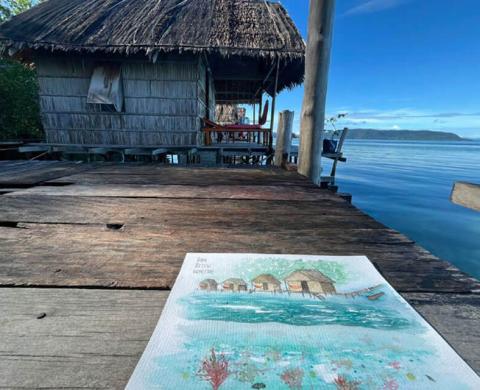 Aquarellzeichnung von traditionellen Holzhäusern am Meer, abgelegt auf einem hölzernen Steg mit Blick auf das Meer und die Originalhäuser.