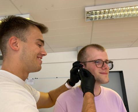 Schüler bei der Blutentnahme