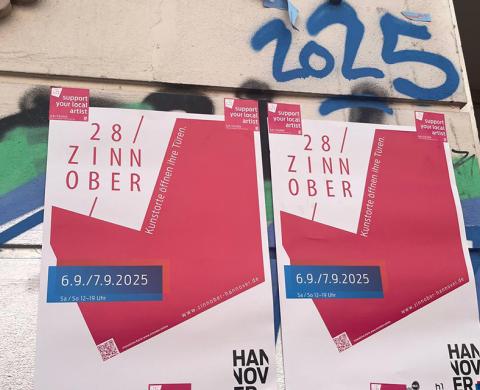 Pinke Flyer auf einer Hauswand