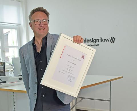 Daniel Nusser mit Urkunde zur Professur