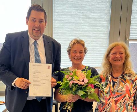 Dr. Ulrike Schwarze (m.) mit ihrer Ernennungsurkunde zur Professorin