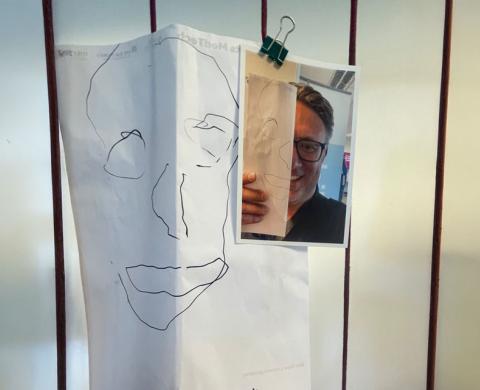 Künstlerische Übung auf dem Ars Electronica Festival: ein selbst gezeichnetes Gesichtsporträt und ein Foto von Prof. Daniel Nusser, kombiniert als kreative Darstellung.