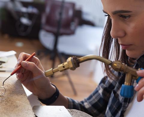 Craft Design Goldschmiedin mit Bunsenbrenner