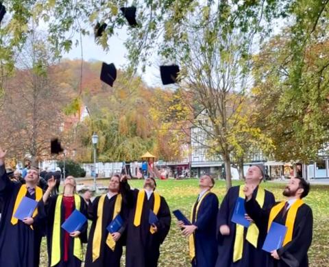 Absolvierenden-Verabschiedung Oktober 2025 (Absolventen werfen Hüte in die Luft)