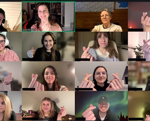 Mehrere Menschen in einem Bildschirm lächelnd