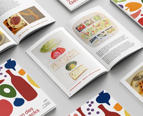 Inhalte eines Buches mit Nahrungsmitteln auf hellgrauen Boden