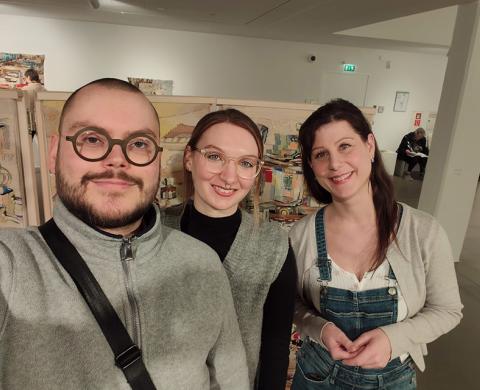 Drei Lehrende gucken freundlich in die Kamera