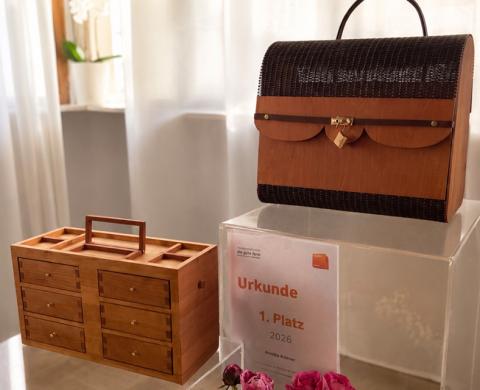 Holztasche mit Innen- und Außenkorpus auf weißem Podest