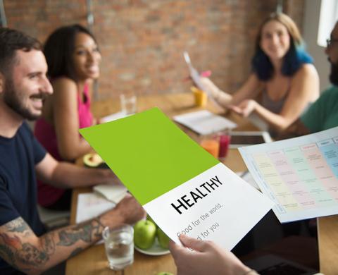 Gruppe diskutiert über Gesundheit