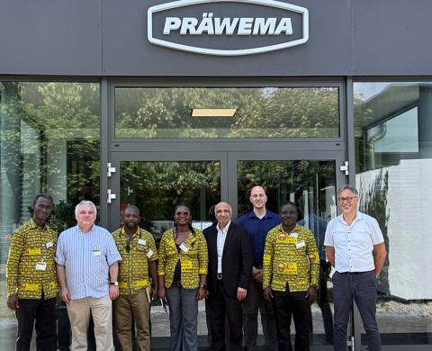 Gruppenbild mit Kooperationspartnern aus Ghana vor der Firma Präwema
