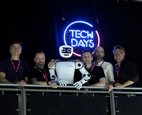 Gruppenbild mit Prof. Daniel Nusser, dem Roboter pib und Kooperationspartnern