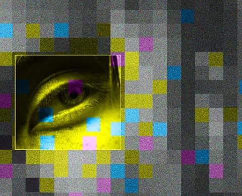 Verfremdetes Porträt eines Auges in Gelbgrün, überlagert von einem Raster aus bunten und grauen Pixeln.