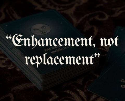 Dunkler Stapel türkisfarbener Gefährtenkarten mit Mondmotiv und dem Schriftzug „Enhancement, not replacement“.